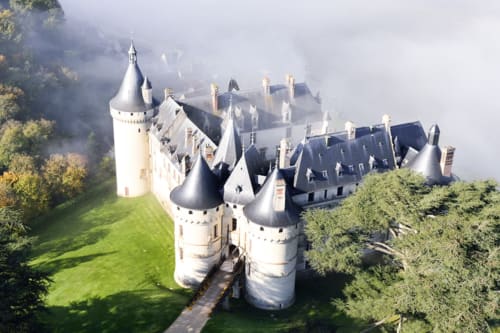 Château de Chaumont sur Loire dans la brume vue du ciel Festival des jardins à 20minutes du gîte trois étoiles Au four à Pain à Traînefeuilles