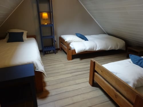 Gite "Les Combarelles": Chambre avec 3 lits simples.