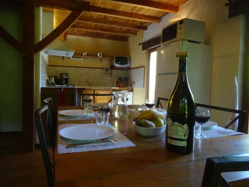 Une grande table qui peut facilement accueuillir 6 couverts.