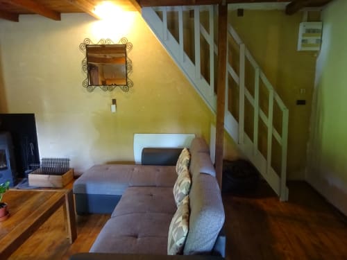 Partie salon, l'escalier menant aux chambres est assez raide.