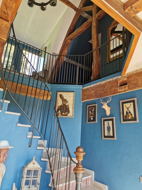 Escalier en colimaçon avec poutres en bois et murs bleus à La Cour d'Hortense B&B à Sailly-Flibeaucourt