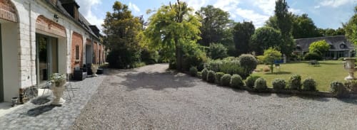 Cour de graviers de la Chambre d'hôtes La Cour d'Hortense à Sailly-Flibeaucourt, avec jardins entretenus et bâtisses en pierre