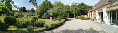 La Cour d'Hortense B&B à Sailly-Flibeaucourt : terrasse en gravier, jardins soignés et charme français traditionnel