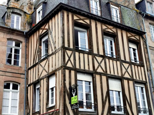 Bâtiment médiéval à colombages à Dinan, façade de la Conciergerie de Nathalie, hôtel-appartement à charpente apparente