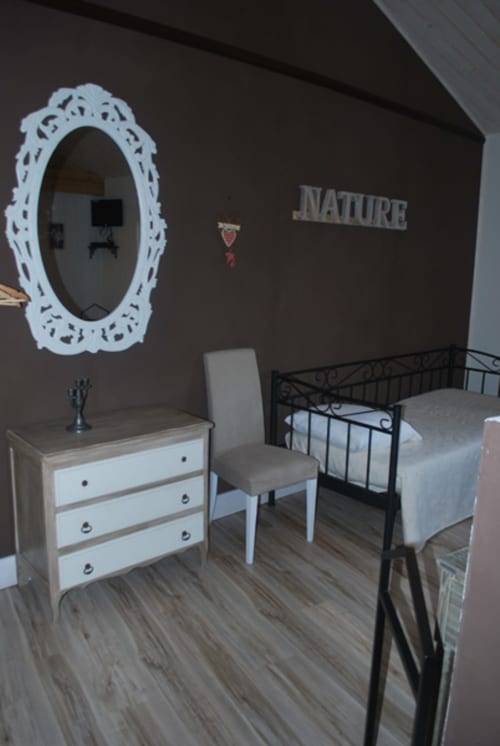 Chambre triple Epicéa, chambre d'hôtes literie hôtelière maison d'hôtes le Moulin de la Fortie, Auvergne, Puy de Dôme