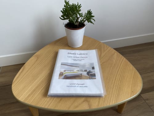 Table basse avec guide d'accueil