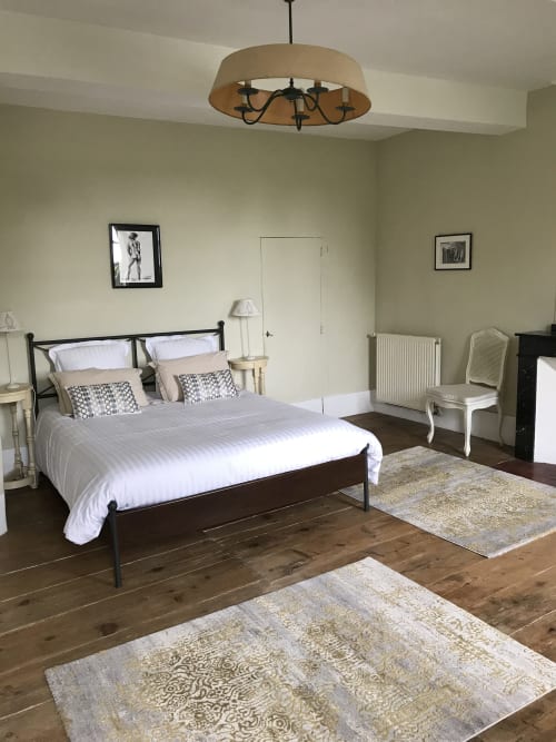Spacieuse chambre double à L'affable B&B aux Cammazes avec vue jardin, lit en métal noir et décoration neutre