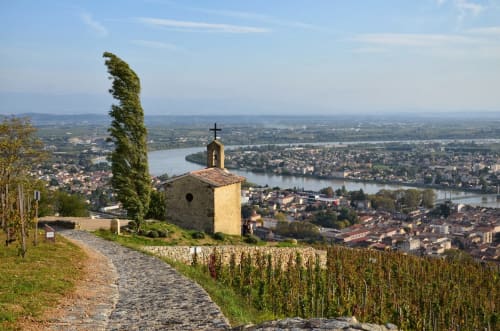 Petite chapelle lierre dominant les vignobles de la vallée du Rhône près du Cocon De Curson, Chanos-Curson