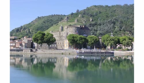 Le Cocon De Curson B&B dominant la vallée du Rhône à Chanos-Curson, avec château et vignobles sur les coteaux.
