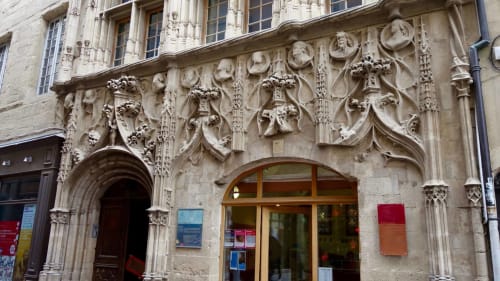 Façade Renaissance ornementée en pierre du gîte Le Cocon De Curson à Chanos-Curson, France