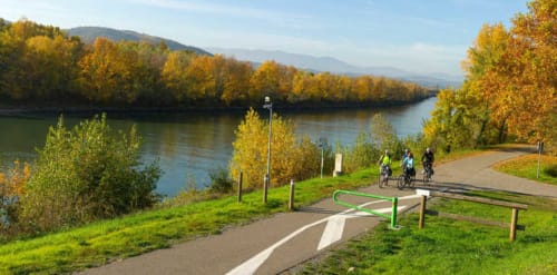 Piste cyclable en bord de rivière avec arbres d'automne au Cocon De Curson, Chanos-Curson, France