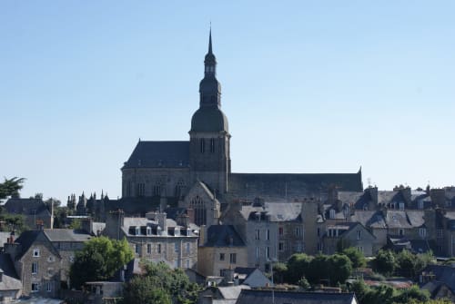 Tourisme : église vu des remparts - Dinan - La Rompardais
