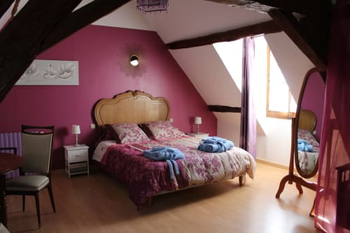 Lit double. Chambre George Sand. Domaine de la Touche. Chambres d'hôtes. Table d'hôtes. Mosnay. Indre.