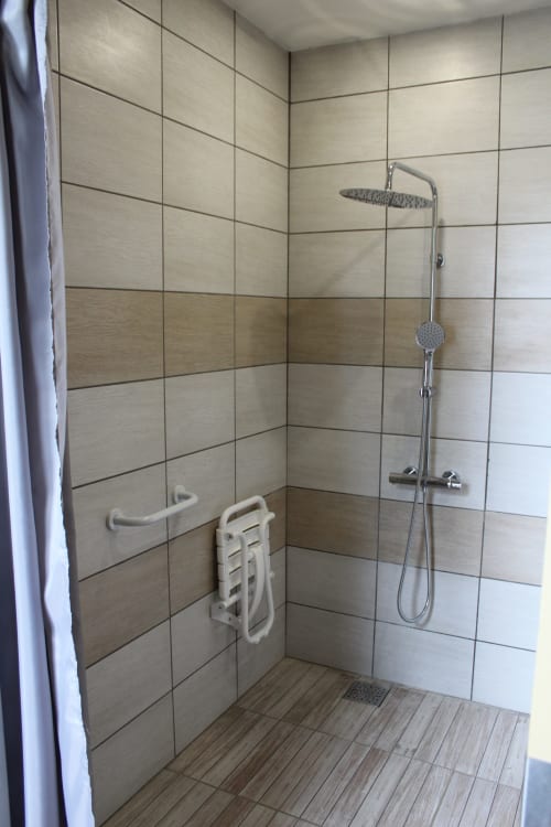 Douche. Chambre Frédéric Chopin. Domaine de la Touche. Chambres d'hôtes. Table d'hôtes. Mosnay. Indre.