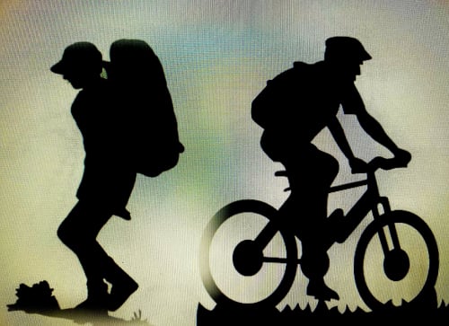 Silhouettes d'un voyageur et cycliste au Cocon De Curson B&B, voyage d'aventure à Chanos-Curson