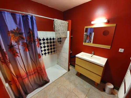 La salle de Bains rouge de l'appartement des Vieux Prés