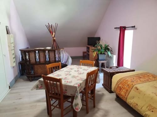 orchidée sauvage réserve naturelle faune flore nature cerf brame chevreuil renard sanglier étangs ruisseau prairie forêt animaux ferme cochon lapin poules canards chèvre brebis âne ânesse pintade oie jard permaculture bière artisanale gastronomie repas table d'hôte saucisse de Morteau légumes dormir hébergement appartement chambre repos piscine spa jacuzzi histoire jeux trampoline toboggan balançoire ping pong baby foot