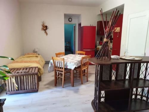 orchidée sauvage réserve naturelle faune flore nature cerf brame chevreuil renard sanglier étangs ruisseau prairie forêt animaux ferme cochon lapin poules canards chèvre brebis âne ânesse pintade oie jard permaculture bière artisanale gastronomie repas table d'hôte saucisse de Morteau légumes dormir hébergement appartement chambre repos piscine spa jacuzzi histoire jeux trampoline toboggan balançoire ping pong baby foot