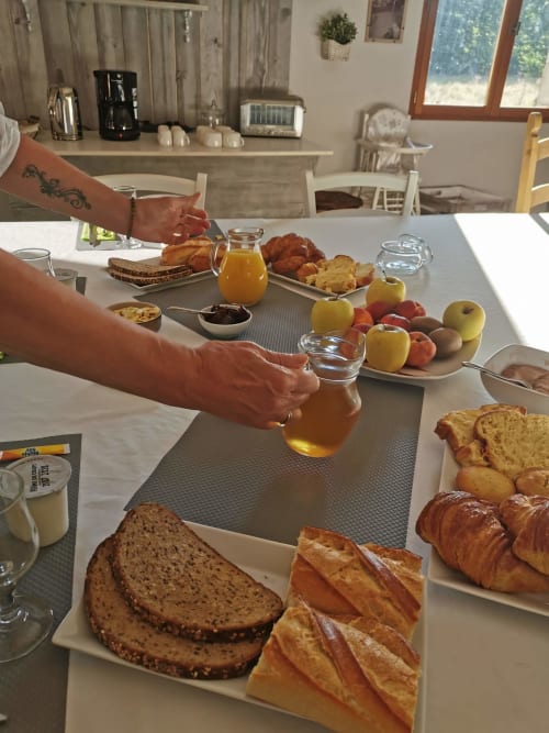 Jus de fruits frais pour votre petit déjeuner en chambre d'hôtes et en gîtes dans notre maison d'hôtes au Moulin de la Fortie, Auvergne, Puy de Dôme