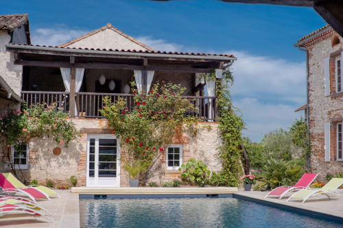 Le Pignié cottage in Lescure-d'Albigeois with pool, ivy-covered stone facade, and garden views