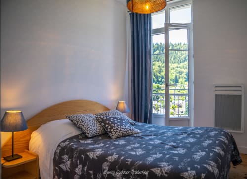 villa-lesdahlias-montdore-chambre-3ème-étage-vue-balcon-SDB