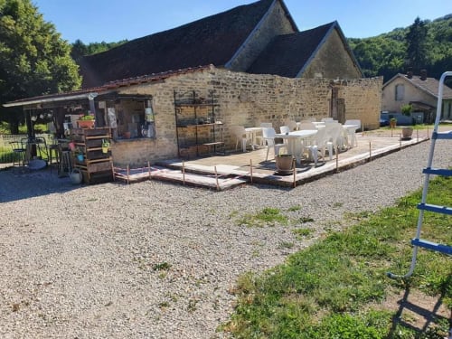 orchidée sauvage réserve naturelle faune flore nature cerf brame chevreuil renard sanglier étangs ruisseau prairie forêt animaux ferme cochon lapin poules canards chèvre brebis âne ânesse pintade oie jard permaculture bière artisanale gastronomie repas table d'hôte saucisse de Morteau légumes dormir hébergement appartement chambre repos piscine spa jacuzzi histoire jeux trampoline toboggan balançoire ping pong baby foot