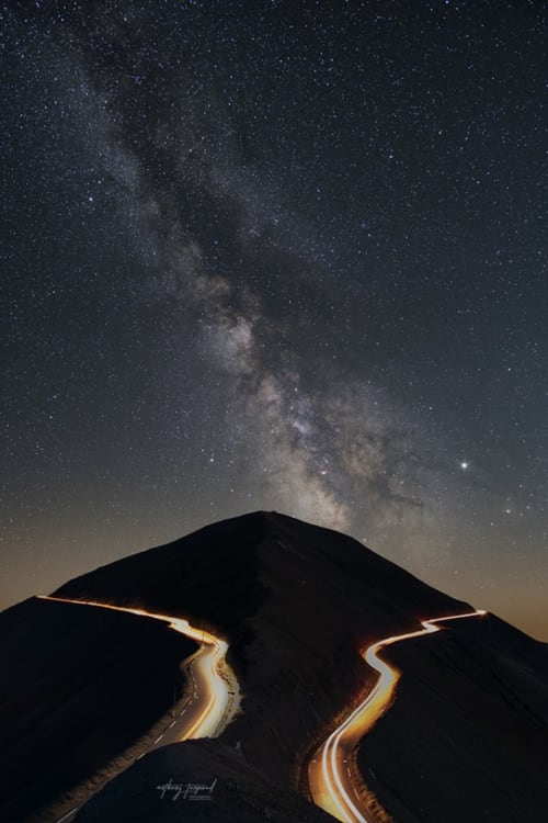 Voie lactée au-dessus des routes sinueuses du Mercantour à la cime de la Bonette proche de La Petite étoile D'hôtes, France