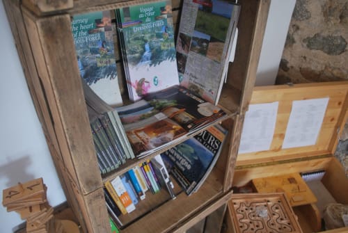 Bibliothèque, faune et flore du parc naturel régional livradois-forez dans notre salle de petit déjeuner dans notre maison d'hôtes le Moulin de la Fortie - Chambre d'hôtes en Auvergne, Puy de Dôme, proche de Thiers et de Noirétable.