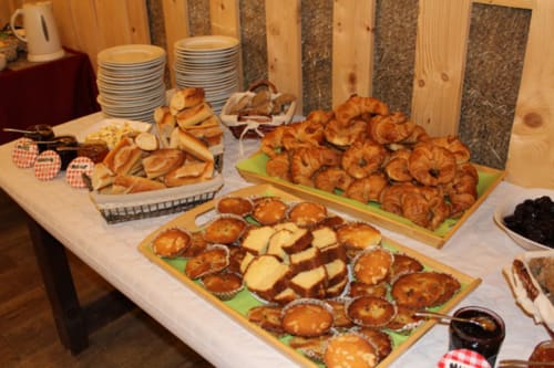 Viennoiserie et pain frais pour votre buffet petit-déjeuner en groupe dans notre gîte de groupe au Moulin de la Fortie, Auvergne, Puy de Dôme