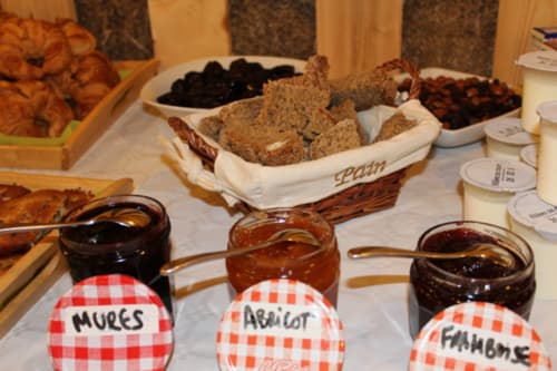 Confiture maison et pain frais pour vos petits déjeuners - gîte de groupe - Chambre d'hôtes et gîtes le Moulin de la Fortie, Auvergne, Puy de Dôme