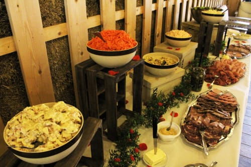 Buffet traiteur pour vos réunions de famille dans notre maison d'hôtes. Gîte de groupe pour vos mariages, cousinades, fête de famille. Chambre d'hôtes et gîtes le Moulin de la Fortie, Auvergne, Puy de Dôme