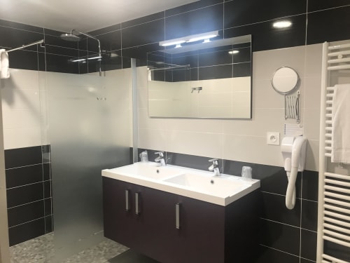 salle de bain moderne, proche du Puy du Fou, en Vendée