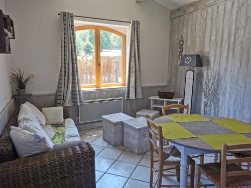 Gîte L'Oule, salon gîte cocooning le Moulin de la Fortie, Auvergne, Puy de Dôme