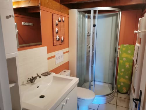 Gîte L'Oule, salle de douche location vacances le Moulin de la Fortie, Auvergne, Puy de Dôme