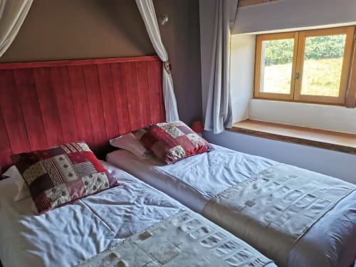 Gîte L'Oule, chambre parents vue rivière le Moulin de la Fortie, Auvergne, Puy de Dôme