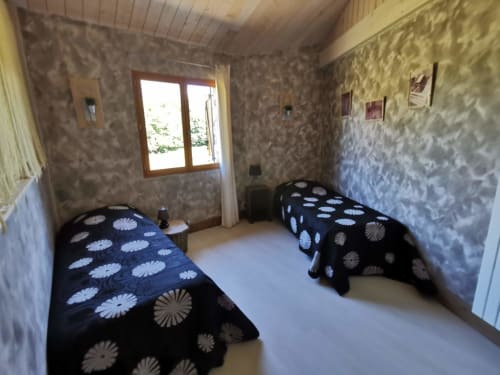 Chambre familiale Séquoïa, coin enfants vue rivière le Moulin de la Fortie, Auvergne, Puy de Dôme