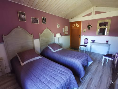 Chambre twin Tilia, chambre d'hôtes vue campagne maison d'hôte le Moulin de la Fortie, Auvergne, Puy de Dôme