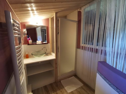 Chambre twin Tilia, chambre d'hôtes salle de douche maison d'hôtes le Moulin de la Fortie, Auvergne, Puy de Dôme