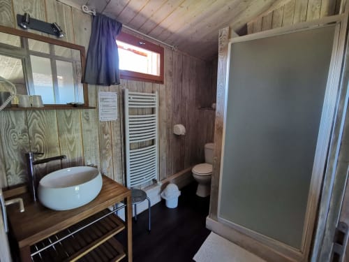 Chambre double Hévéa, salle de douche chambre d'hôtes le Moulin de la Fortie, Auvergne, Puy de Dôme