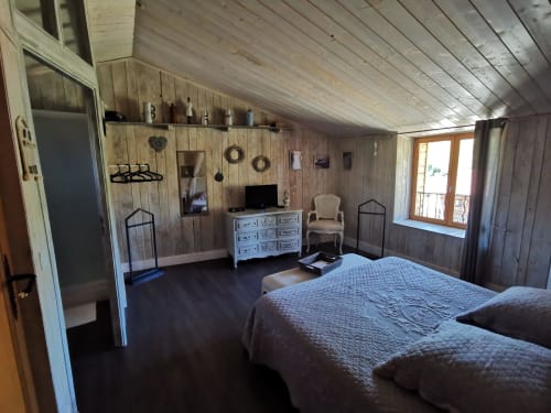 Chambre double Hévéa, chambre d'hôtes le Moulin de la Fortie, Auvergne, Puy de Dôme. En couple pour un week-end de total ressourcement.