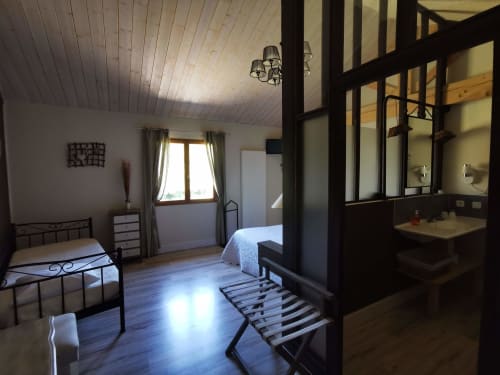 Chambre triple Epicéa, chambre d'hôtes famille maison d'hôtes le Moulin de la Fortie, Auvergne, Puy de Dôme