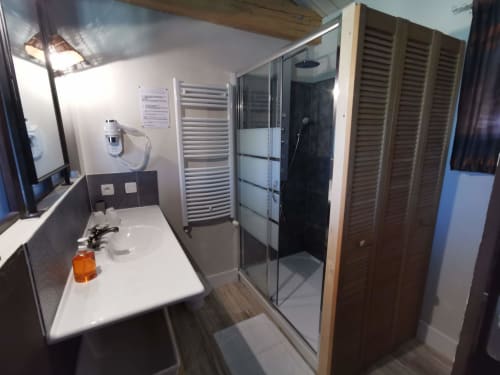 Chambre Epicéa, salle de douche jet hydromassage maison d'hôte le Moulin de la Fortie, Auvergne, Puy de Dôme