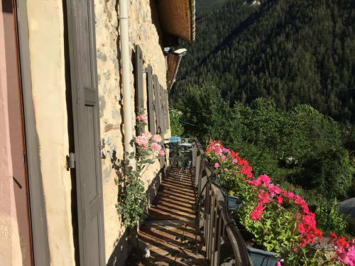 balcon, fleurs, verdure, montagne, plein air, vacances,week end,Maison d'hôtes,hotel,hôtels,location,gites,meublé tourisme,chambre d'hote de charme,chambre,suite, chambres d'hôtes barcelonnette, chambres d'hôtes jausiers, chambres d'hôtes le sauze, chambre d'hôtes praloup, chambre d'hôtes méolans-revel,chambres d'hôtes saint paul sur ubaye, chambres d'hôtes saint pons, chambres d'hôtes ubaye serre poncon, chambres d'hôtes serre ponçon. 