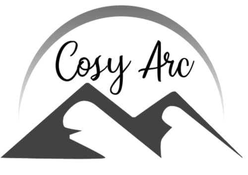 Logo officiel de CosyArc avec une silhouette de montagne pour les hébergements aux Arcs et à Bourg-Saint-Maurice