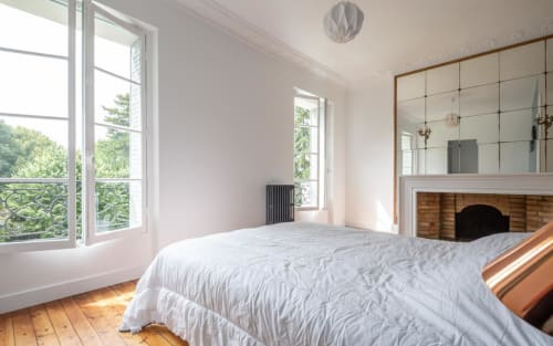 Lit double. PrivateLodge. Villa. Chennevières-sur-Marne.