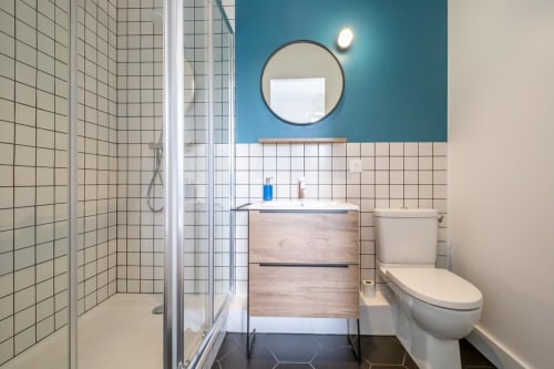 Salle de bain bleue. PrivateLodge. Villa. Chennevières-sur-Marne.