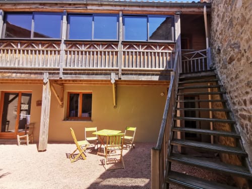 Patio de notre maison d'hôtes pour une pause détente pendant votre week-end au vert. Chambres d'hôtes de charme en Auvergne dans le Puy-de-Dôme. 
