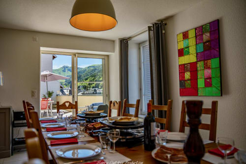 villa-les-dahlias-mont-dore-séjour-grande-table-raclette
