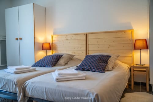 villa-lesdahlias-montdore-grande-chambre-RDC-SDB_WC
