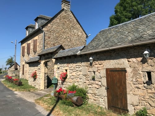 Demeure. Lo Soulenquo. Gîte. Chambre d'hôtes. Dortoirs. Fonteilles. Chemin Saint Jacques de Compostelle.
